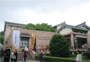 個展が開催された浙江西湖美術館。静慈圓書画展の幕がかかる。