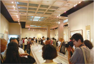 個展は多くの中国人で賑わい、入場者は延べ3600人以上を記録した。