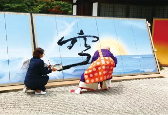 小川勝久氏による屏風写心アートに静慈圓が即興で墨書すると同時に、作品からのインスピレーションを、琴演奏家の方于リラ氏が即興演奏した。
