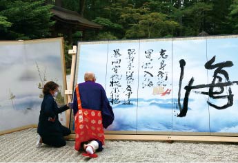 小川勝久氏による屏風写心アートに静慈圓が即興で墨書すると同時に、作品からのインスピレーションを、琴演奏家の方于リラ氏が即興演奏した。